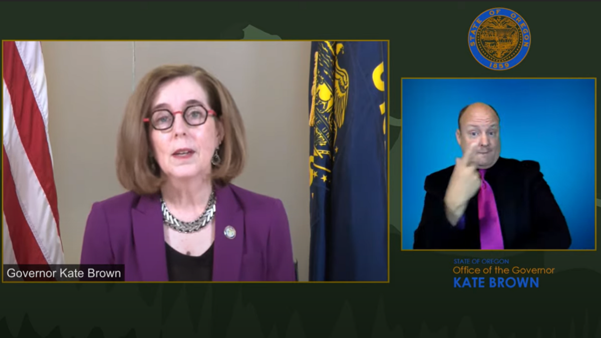 La gobernadora Brown restablece el mandato para el uso de cubrebocas en todo el estado