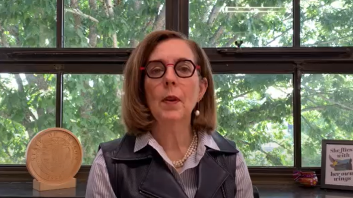 Mandato para el uso de cubrebocas al aire libre en la mayoría de los entornos públicos abiertos