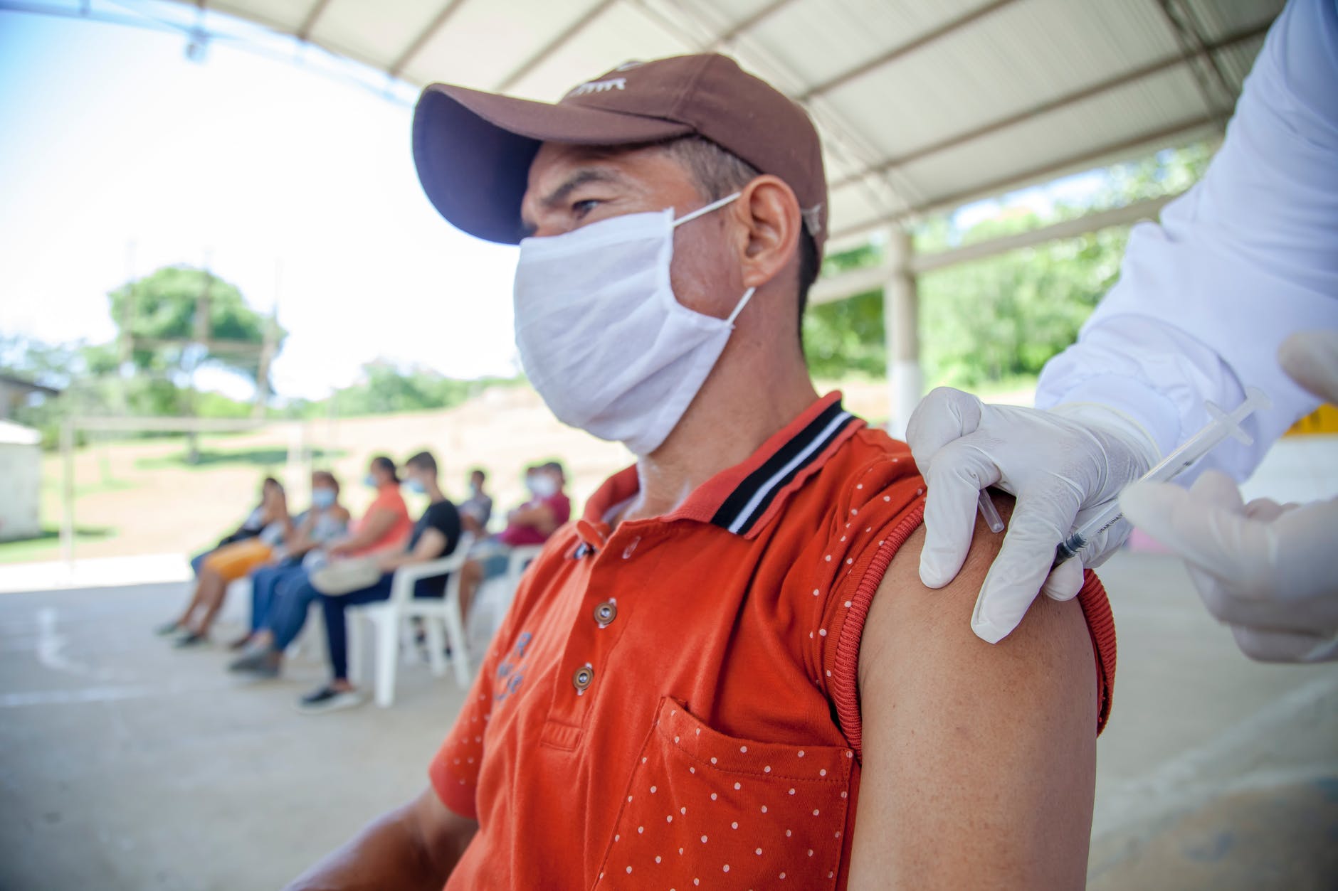 Autorizan dosis adicional de refuerzos de COVID-19 para algunos adultos y menores inmunodeprimidos