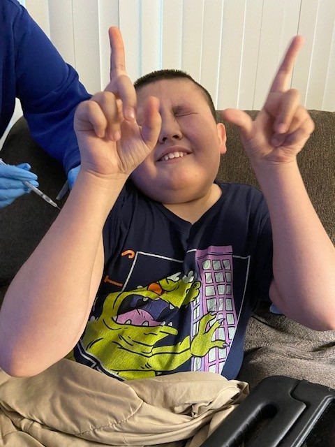 Para los niños con discapacidad, los equipos médicos móviles de Oregon Health Authority llevan vacunas contra el COVID-19 a las familias que no pueden acudir a ellas