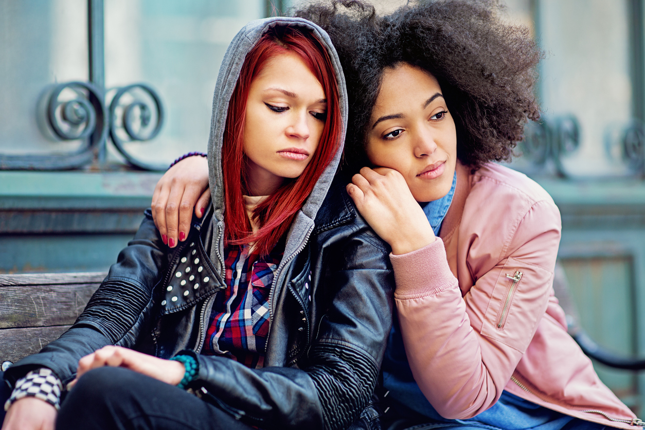 Cómo apoyar a los jóvenes LGBTQ2SIA+ que tienen mayor riesgo de suicidio