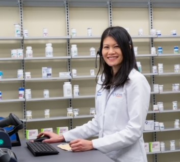 Una farmacéutica hace lo imposible para proteger a las personas del COVID-19