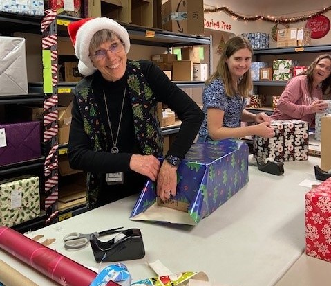 Voluntarios del Oregon State Hospital llevan alegría a los pacientes durante las festividades